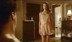 Милла Йовович засветила сосок в фильме «Чаплин» фото #5