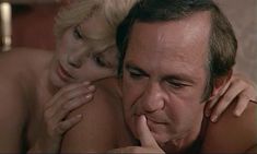 Голая Мимзи Фармер в фильме «Девушка из Триеста»