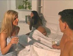 Абсолютно голая Минди Вега снялась в Naughty Wives Video Club фото #4