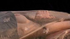 Минни Драйвер засветила сосок в фильме «Гувернантка» фото #2