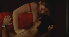 Голый сосок Мириам Джованелли в фильме «Секс, вечеринки и ложь» фото #5