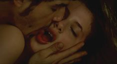 Голый сосок Мириам Джованелли в фильме «Секс, вечеринки и ложь» фото #9