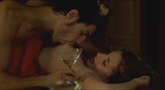 Голый сосок Мириам Джованелли в фильме «Секс, вечеринки и ложь» фото #11