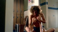 Мишель Бауэр засветила голую грудь в фильме «Студентки в кегельбане беса» фото #6