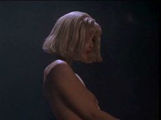 Мишель Бёрк засветила голую грудь в фильме «Последнее слово» фото #4