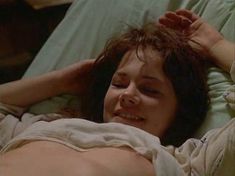 Мишель Уильямс засветила сосок в фильме «Если бы эти стены могли говорить 2» фото #12