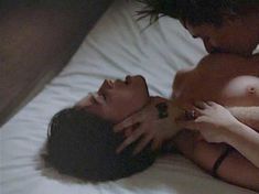 Мойра Келли засветила голую грудь в фильме «Маленькая Одесса» фото #3