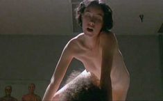 Полностью голая Молли Паркер в фильме «Поцелуй со смертью» фото #2