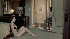Молли Паркер оголила грудь и попку в фильме «Центр мира» фото #10