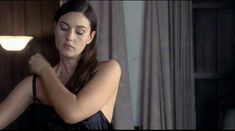 Моника Беллуччи оголила грудь в фильме «Под подозрением» фото #8