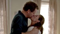 Страстная Мора Тирни засветила голую грудь в сериале «Любовники» фото #5