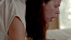 Страстная Мора Тирни засветила голую грудь в сериале «Любовники» фото #7