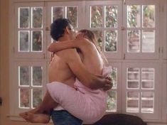 Голая грудь Моры Тирни в фильме «Мертвые женщины в неглиже» фото #5