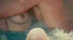 Голая грудь Морин Ларрасабаль в фильме «Кровавый сёрфинг» фото #1