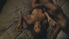 Красотка Мэгалин Эчиканвоке оголила грудь в сериале «Обитель лжи» фото #8