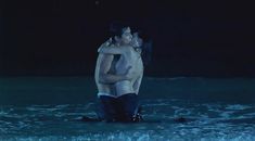 Голая грудь Мэгги Кью в фильме «Обнажённое оружие» фото #2