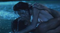 Голая грудь Мэгги Кью в фильме «Обнажённое оружие» фото #4