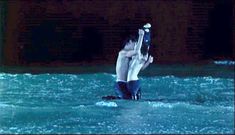 Голая грудь Мэгги Кью в фильме «Обнажённое оружие» фото #5