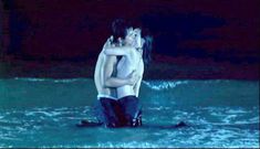 Голая грудь Мэгги Кью в фильме «Обнажённое оружие» фото #6