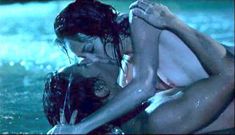 Голая грудь Мэгги Кью в фильме «Обнажённое оружие» фото #7