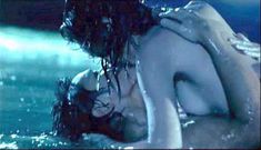 Голая грудь Мэгги Кью в фильме «Обнажённое оружие» фото #8