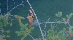 Голая грудь Мэйко Нгуйен в фильме «Держись до конца» фото #3