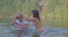 Голая грудь Мэйко Нгуйен в фильме «Держись до конца» фото #4