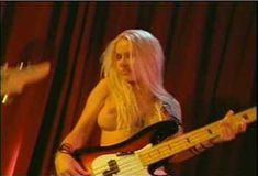 Голая Мэри Кэри в фильме «Сапфировые девушки» фото #6