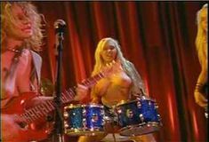 Голая Мэри Кэри в фильме «Сапфировые девушки» фото #7