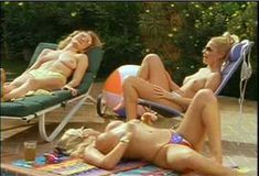 Голая Мэри Кэри в фильме «Сапфировые девушки» фото #12