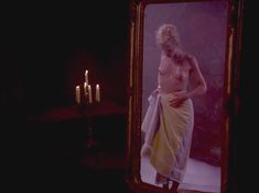 Голая Мэри Стэвин в фильме «Вой 5. Возрождение» фото #1