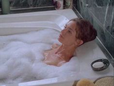 Сексуальная Мэриам д’Або засветила голую грудь в фильме «Американские любовники» фото #1
