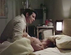 Голая грудь Мэрилин Чэмберс в фильме «Бешеная»