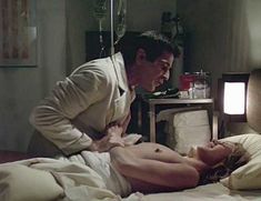 Голая грудь Мэрилин Чэмберс в фильме «Бешеная»