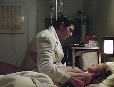 Голая грудь Мэрилин Чэмберс в фильме «Бешеная»