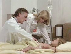 Голая грудь Мэрилин Чэмберс в фильме «Бешеная»