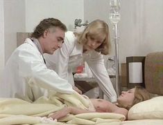 Голая грудь Мэрилин Чэмберс в фильме «Бешеная»