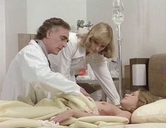 Голая грудь Мэрилин Чэмберс в фильме «Бешеная»