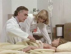 Голая грудь Мэрилин Чэмберс в фильме «Бешеная»