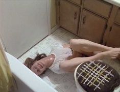 Голая грудь Мэрилин Чэмберс в фильме «Бешеная»