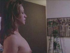 Голая грудь Мэрилин Чэмберс в фильме «Бешеная»