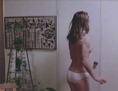 Голая грудь Мэрилин Чэмберс в фильме «Бешеная»