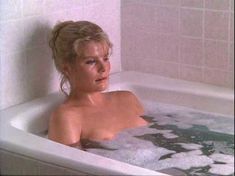 Мэриэл Хемингуэй снялась голой в фильме «Звезда Плейбоя» фото #14