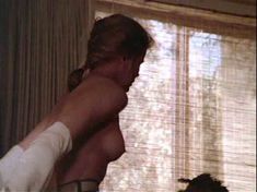 Мэриэл Хемингуэй снялась голой в фильме «Звезда Плейбоя» фото #21