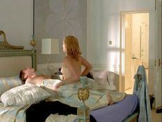 Мэриэл Хемингуэй засветила грудь в фильме «Лондиниум» фото #4