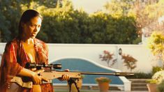 Шикарная Натали Бекер показала голую грудь в сериале «Ответный удар» фото #4