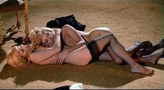 Натали Делон оголила грудь в фильме «Синяя борода» фото #3