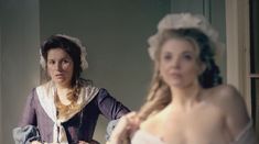 Натали Дормер засветила грудь в фильме «Скандальная леди У» фото #13