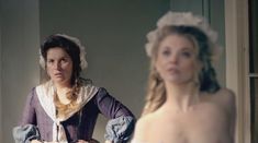 Натали Дормер засветила грудь в фильме «Скандальная леди У» фото #14