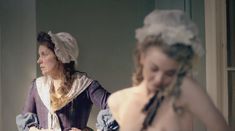 Натали Дормер засветила грудь в фильме «Скандальная леди У» фото #15